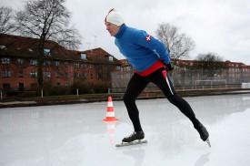 Kurt Stille afprøver genforeningspladsens skøjtebane.
