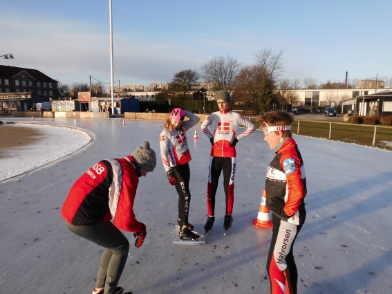 Nicoline instruerer til træningen.